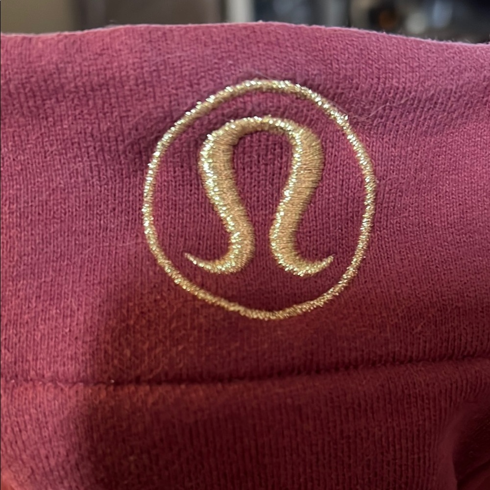 Lululemon Scuba Hoodie *Light Cotton Fleece
Size 10
Savannah / Gold
H162 - Picture 6 of 7